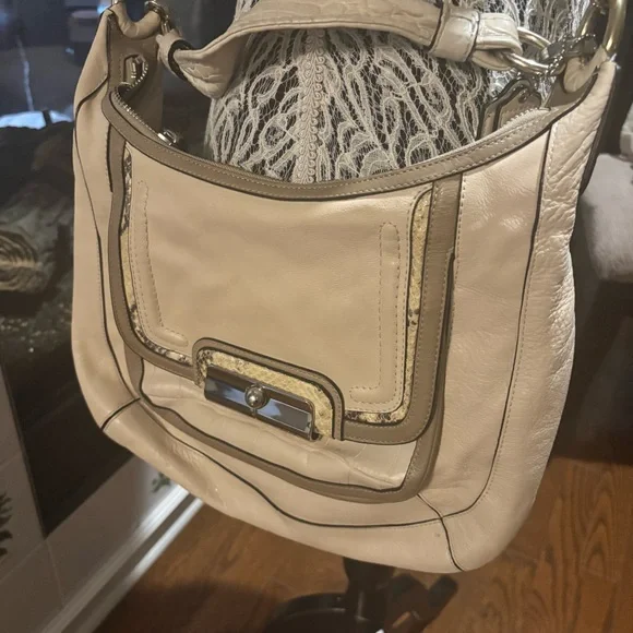 Cream Coach Shoulder Bag - Picture 12 of 13
